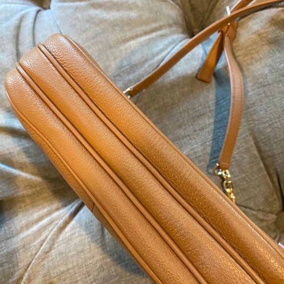 Tory Burch Tan Pebbled Leather Crossbody Bag & Matching Zip Around Wallet Set - Picture 6 of 16